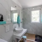 Apartman Lovely Apartment In Komarna With House Sea View