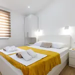 Apartman Lovely Apartment In Komarna With House Sea View *