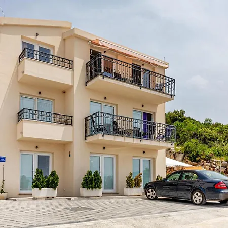 Apartman Lovely Apartment In Komarna With House Sea View