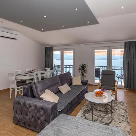 Apartman Lovely Apartment In Komarna With House Sea View
