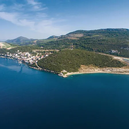 Apartman Lovely Apartment In Komarna With House Sea View Komarna